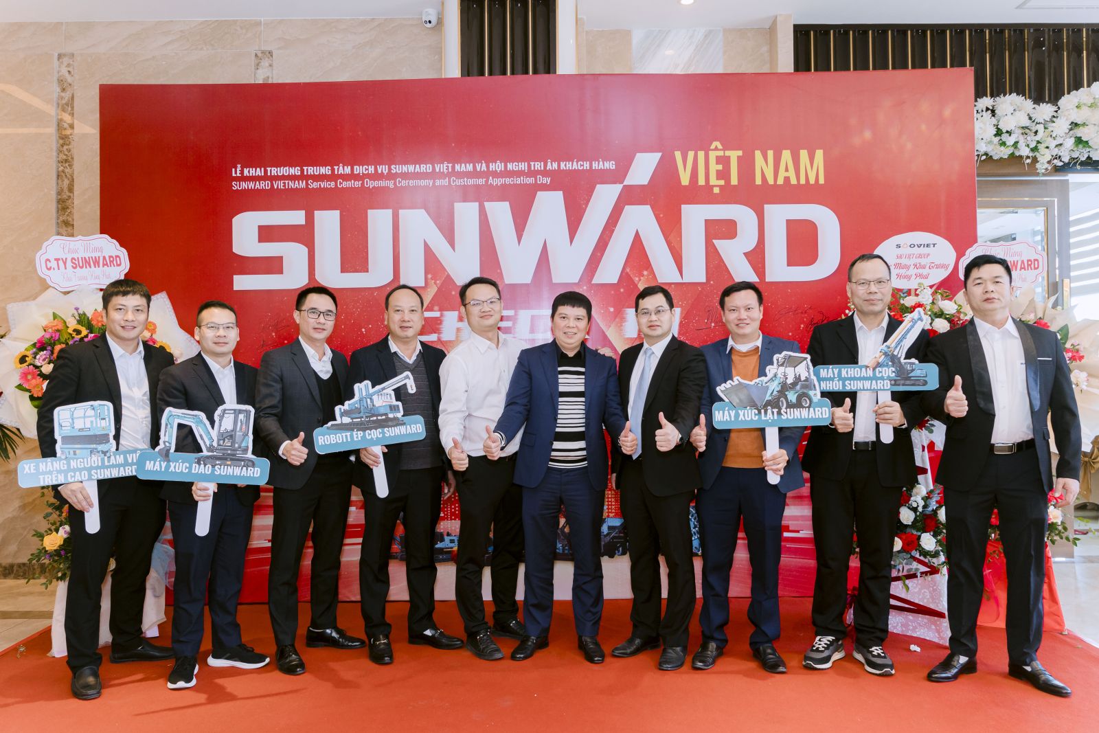 SUNWARD VN chụp lưu niệm cùng khách hàng.
