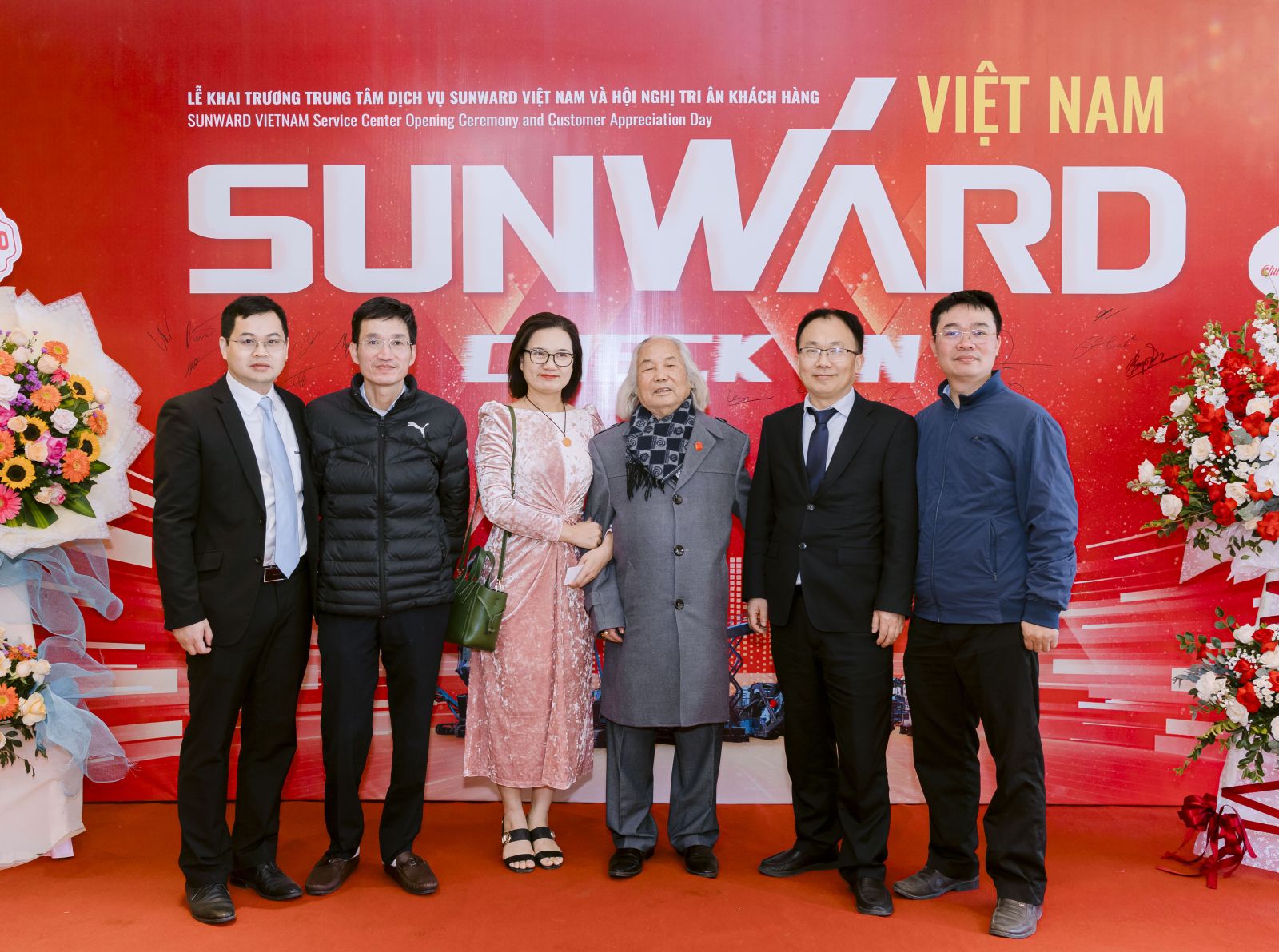 SUNWARD VN chụp lưu niệm với khách hàng